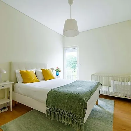 Olivais Spacious Near Airport شقة *