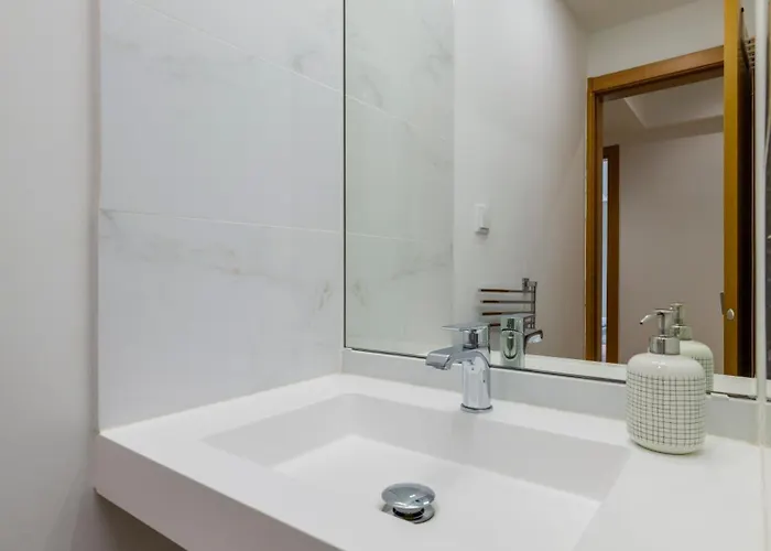 Olivais Spacious Near Airport *